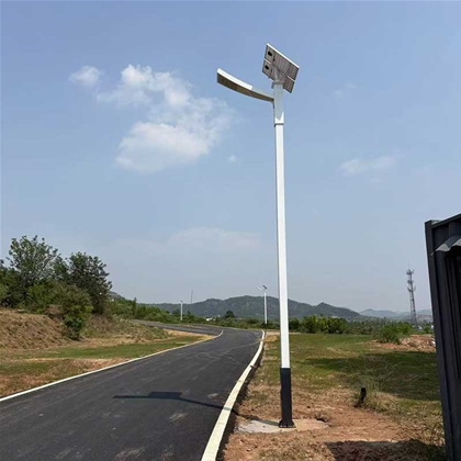 吐鲁番路边太阳能路灯安装