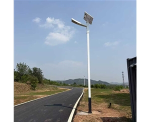 吐鲁番路边太阳能路灯安装